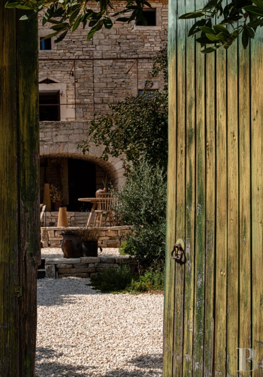 Dans le Gard, en bordure de l’Ardèche, un ancien mas restauré au milieu des oliviers, des vignes et des lavandes - photo  n°41